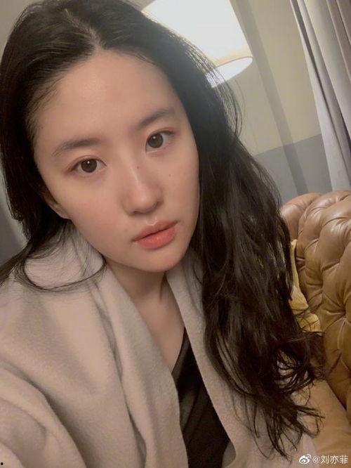 娱乐吃瓜酱自拍,揭秘明星幕后生活点滴 第2张 娱乐吃瓜酱自拍,揭秘明星幕后生活点滴 第2张