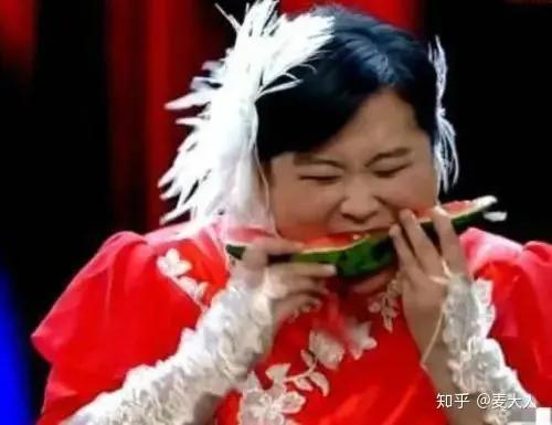 娱乐吃瓜贾玲,娱乐界的“吃瓜女王”,笑料百出的人生 第2张 娱乐吃瓜贾玲,娱乐界的“吃瓜女王”,笑料百出的人生 第2张