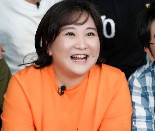 娱乐吃瓜贾玲,娱乐界的“吃瓜女王”,笑料百出的人生 第3张 娱乐吃瓜贾玲,娱乐界的“吃瓜女王”,笑料百出的人生 第3张