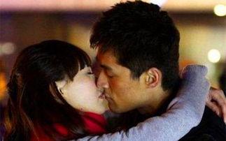 娱乐吃瓜情侣亲吻,娱乐圈情侣深情亲吻,甜蜜画面引网友热议 第1张 娱乐吃瓜情侣亲吻,娱乐圈情侣深情亲吻,甜蜜画面引网友热议 第1张